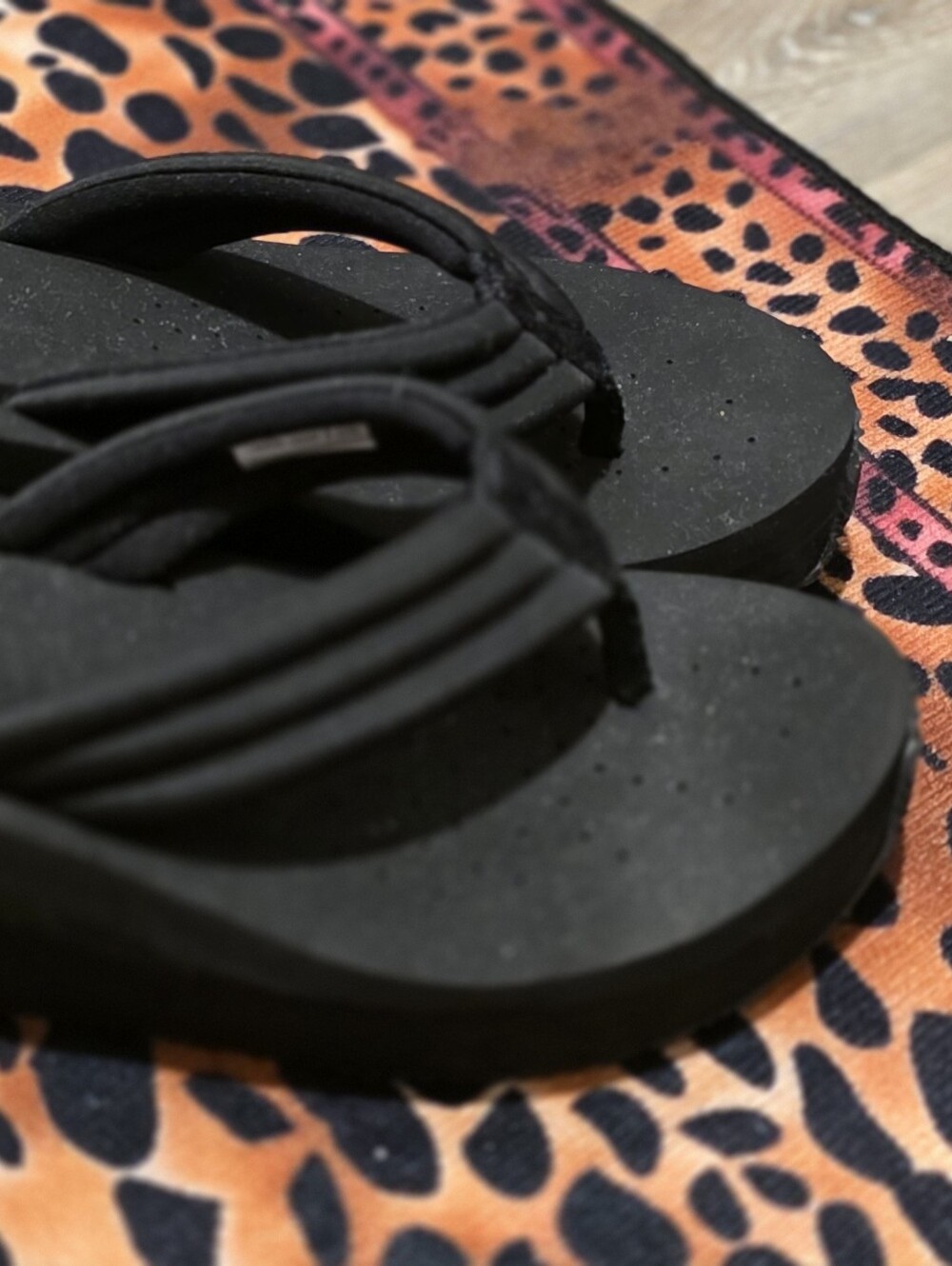 Volatile Black Platform Flip Flops New! Never Worn! - Picture 3 of 5